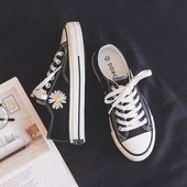 Jauns sieviešu kedu modelis ar izšuvumiem un saitēm