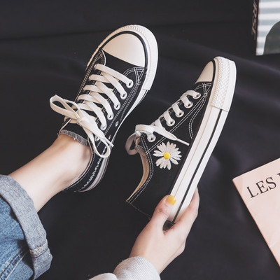 Jauns sieviešu kedu modelis ar izšuvumiem un saitēm