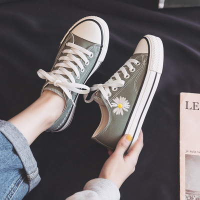 Jauns sieviešu kedu modelis ar izšuvumiem un saitēm