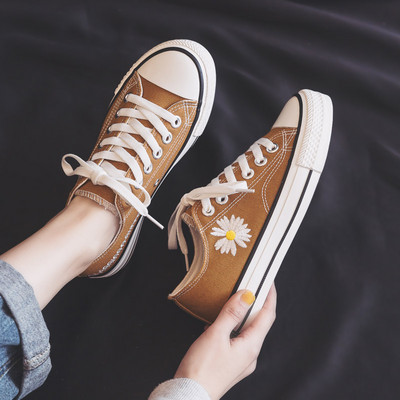 Jauns sieviešu kedu modelis ar izšuvumiem un saitēm