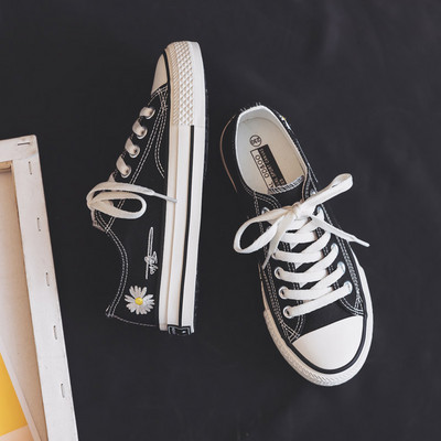 Jauns sieviešu kedu modelis ar izšuvumiem un saitēm