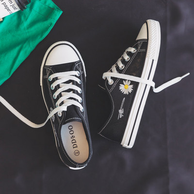 Jauns sieviešu kedu modelis ar izšuvumiem un saitēm