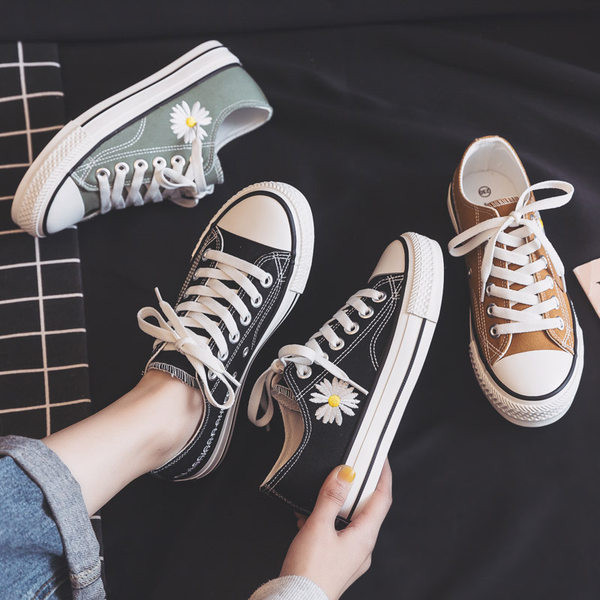 Jauns sieviešu kedu modelis ar izšuvumiem un saitēm