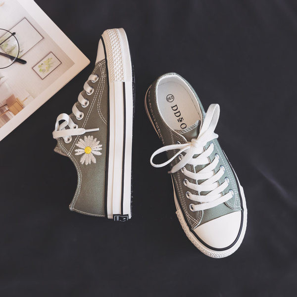 Jauns sieviešu kedu modelis ar izšuvumiem un saitēm