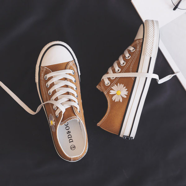 Jauns sieviešu kedu modelis ar izšuvumiem un saitēm