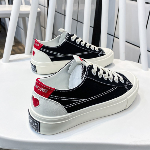 Jauns sieviešu kedu modelis no tekstila ar šņorēm