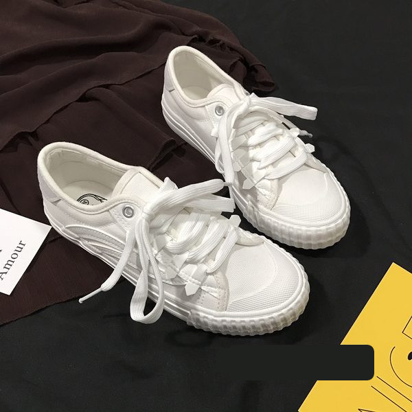 Sieviešu kedas no auduma ar mežģīnēm un plakanu zoli