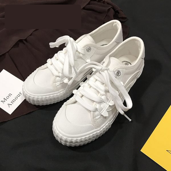 Sieviešu kedas no auduma ar mežģīnēm un plakanu zoli