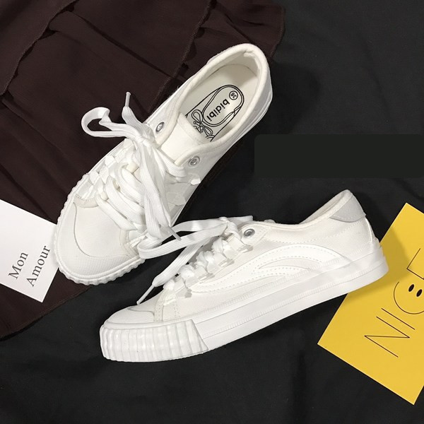 Sieviešu kedas no auduma ar mežģīnēm un plakanu zoli