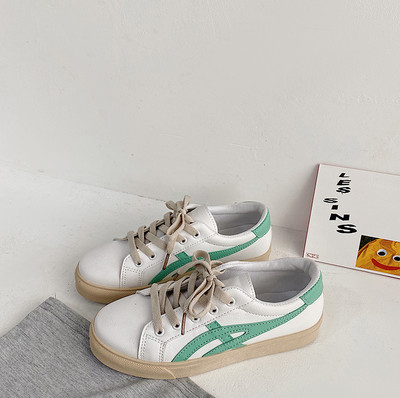 Sieviešu ikdienas kedas ar plakanu zoli - baltā krāsā