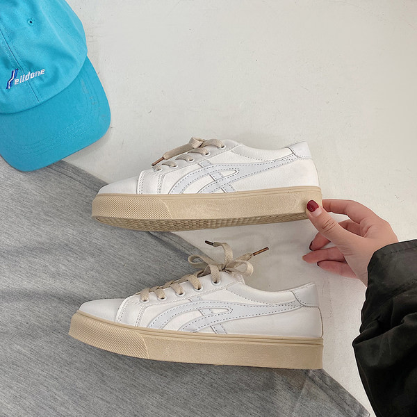 Sieviešu ikdienas kedas ar plakanu zoli - baltā krāsā