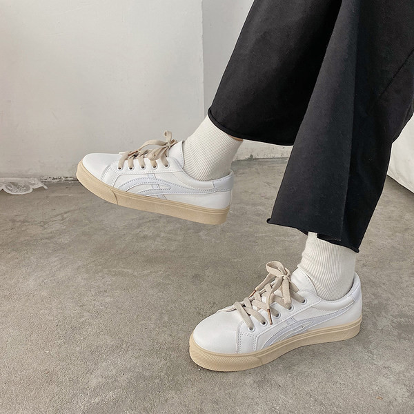 Sieviešu ikdienas kedas ar plakanu zoli - baltā krāsā