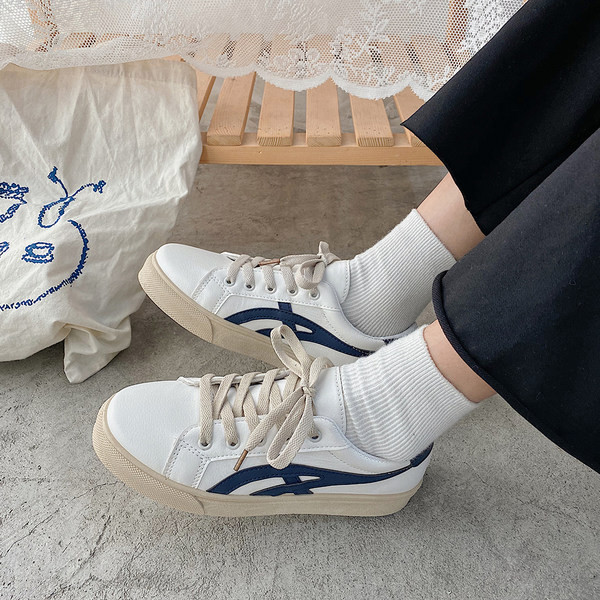 Sieviešu ikdienas kedas ar plakanu zoli - baltā krāsā