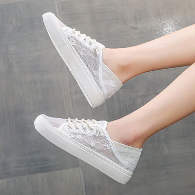 Sieviešu pavasara kedas ar mežģīnēm un plakanu zoli