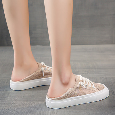 Sieviešu pavasara kedas ar mežģīnēm un plakanu zoli