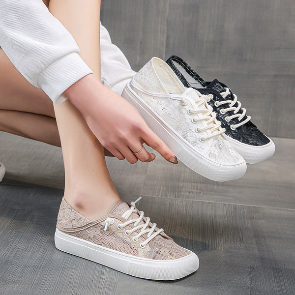 Sieviešu pavasara kedas ar mežģīnēm un plakanu zoli