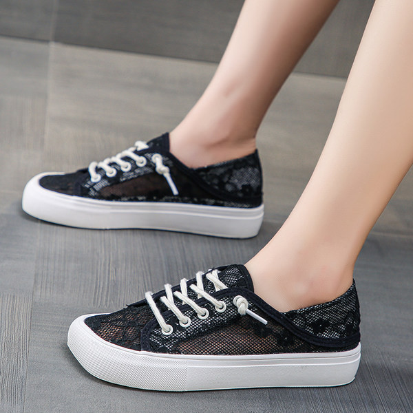 Sieviešu pavasara kedas ar mežģīnēm un plakanu zoli