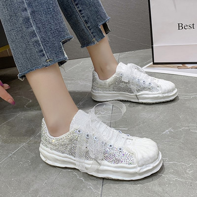 Sieviešu kedas ar akmeņiem un plakanu zoli