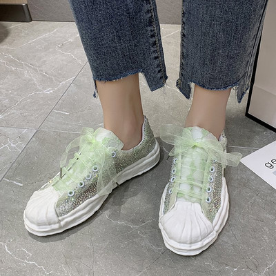 Sieviešu kedas ar akmeņiem un plakanu zoli