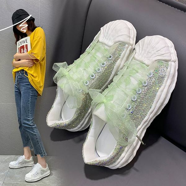 Sieviešu kedas ar akmeņiem un plakanu zoli