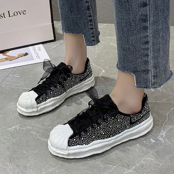 Sieviešu kedas ar akmeņiem un plakanu zoli