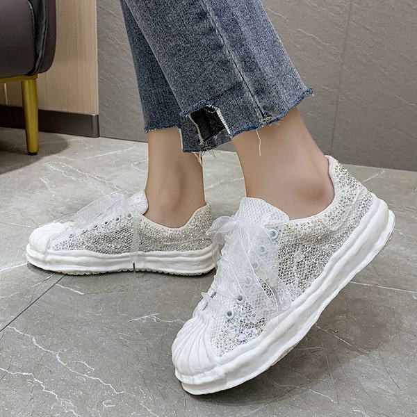 Sieviešu kedas ar akmeņiem un plakanu zoli