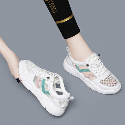 Sieviešu vasaras kedas ar mežģīnēm un plakanu zoli