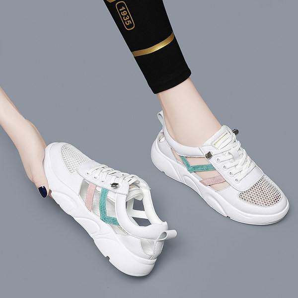 Sieviešu vasaras kedas ar mežģīnēm un plakanu zoli