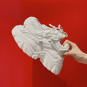 Sieviešu kedas ar mežģīnēm baltā un melnā krāsā