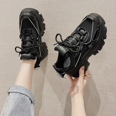 Sieviešu kedas ar mežģīnēm baltā un melnā krāsā