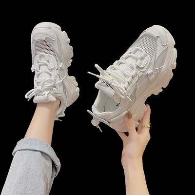 Sieviešu kedas ar mežģīnēm baltā un melnā krāsā