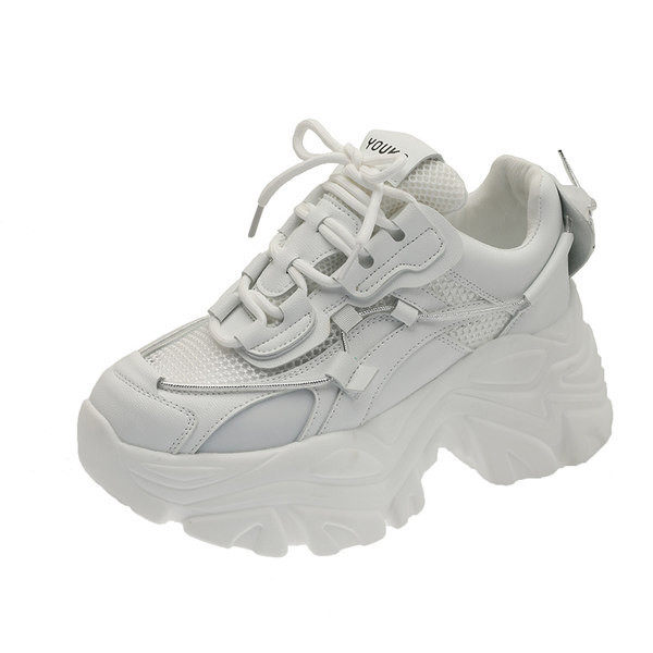 Sieviešu kedas ar mežģīnēm baltā un melnā krāsā