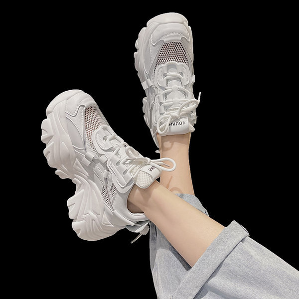 Sieviešu kedas ar mežģīnēm baltā un melnā krāsā