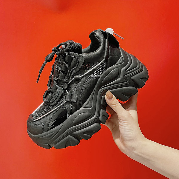 Sieviešu kedas ar mežģīnēm baltā un melnā krāsā