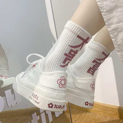 Jauns sieviešu kedu modelis ar plakanām zolēm un šņorēm - trīs modeļi