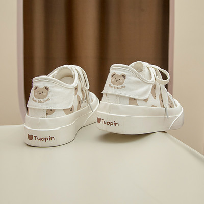 Jauns sieviešu kedu modelis ar plakanām zolēm un šņorēm - trīs modeļi