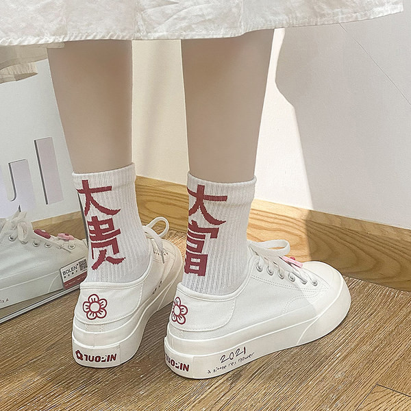 Jauns sieviešu kedu modelis ar plakanām zolēm un šņorēm - trīs modeļi