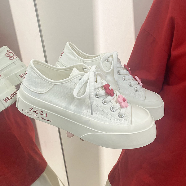 Jauns sieviešu kedu modelis ar plakanām zolēm un šņorēm - trīs modeļi