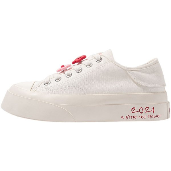 Jauns sieviešu kedu modelis ar plakanām zolēm un šņorēm - trīs modeļi