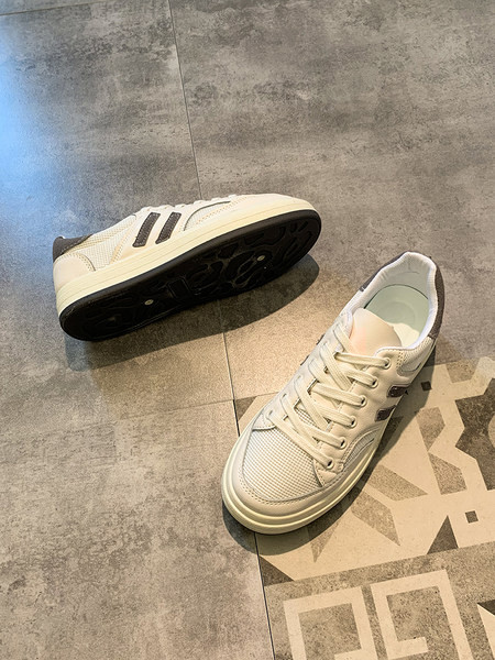 Sieviešu kedas no eko ādas ar šņorēm un plakanu zoli