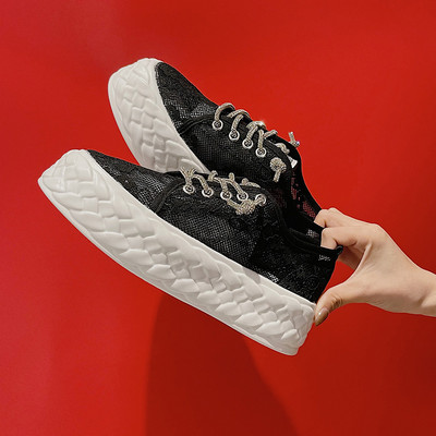 Sieviešu ikdienas kedas ar mežģīnēm un sietu baltā un melnā krāsā