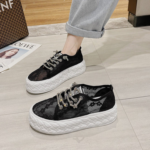 Sieviešu ikdienas kedas ar mežģīnēm un sietu baltā un melnā krāsā