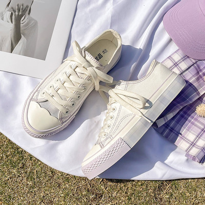 Jauns sieviešu kedu modelis ar plakanu zoli baltā krāsā - divi modeļi