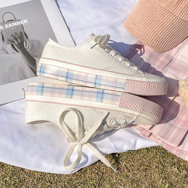 Jauns sieviešu kedu modelis ar plakanu zoli baltā krāsā - divi modeļi