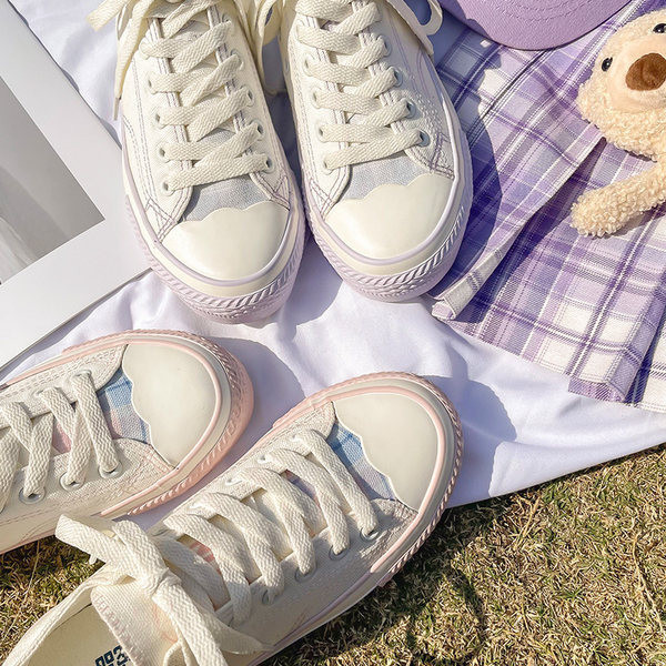 Jauns sieviešu kedu modelis ar plakanu zoli baltā krāsā - divi modeļi