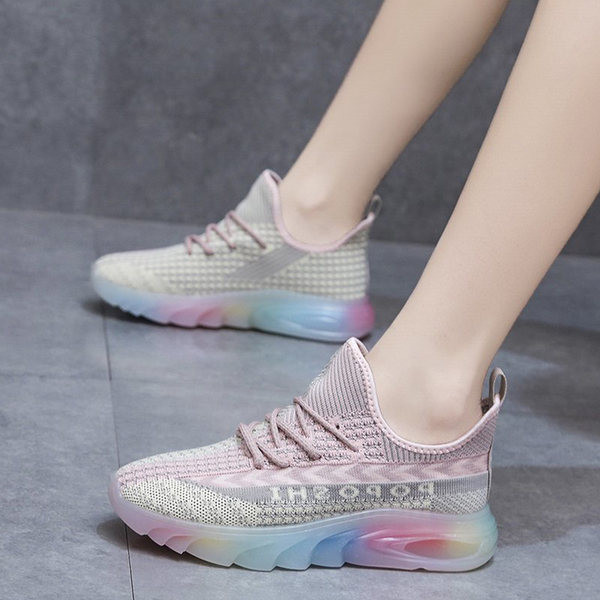 Jauns sieviešu kedu modelis ar tekstila šņorēm