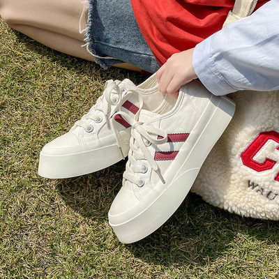 Μοντέρνα γυναικεία  γυναικεία αθλητικά παπούτσια  με σόλα πάχους 4 cm σε δύο χρώματα