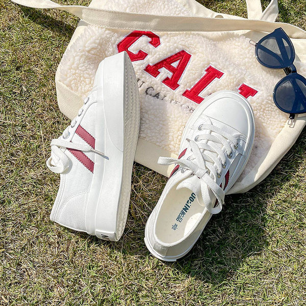 Μοντέρνα γυναικεία  γυναικεία αθλητικά παπούτσια  με σόλα πάχους 4 cm σε δύο χρώματα