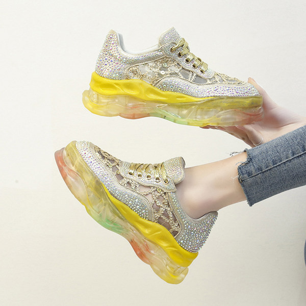 Jauns kedu modelis ar akmentiņiem un šņorēm