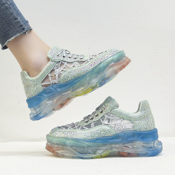 Jauns kedu modelis ar akmentiņiem un šņorēm